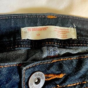 No Boundaries Size 17